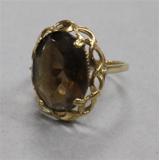 A 9ct gold and smoky quartz dress ring, decorative pierced mount, size O.